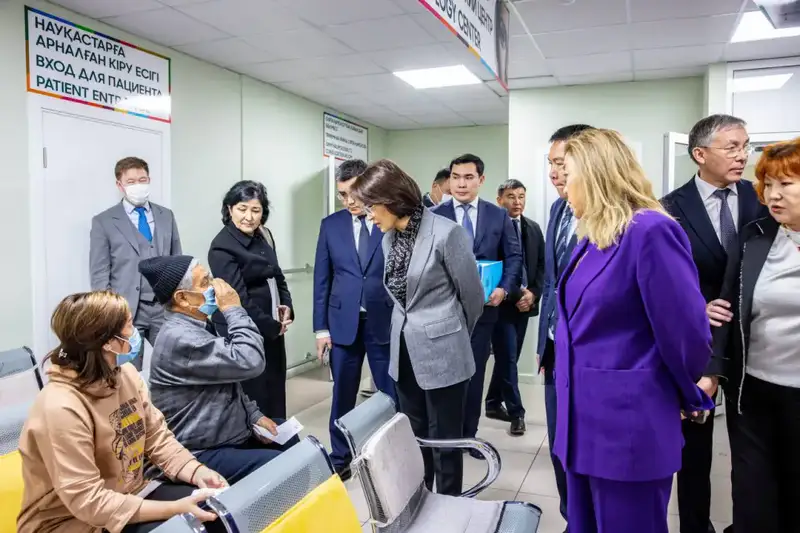 ГЛАВА МИНЗДРАВА ОЗНАКОМИЛАСЬ С РАБОТОЙ ЕНБЕКШИКАЗАХСКОЙ МНОГОПРОФИЛЬНОЙ ЦРБ (5)