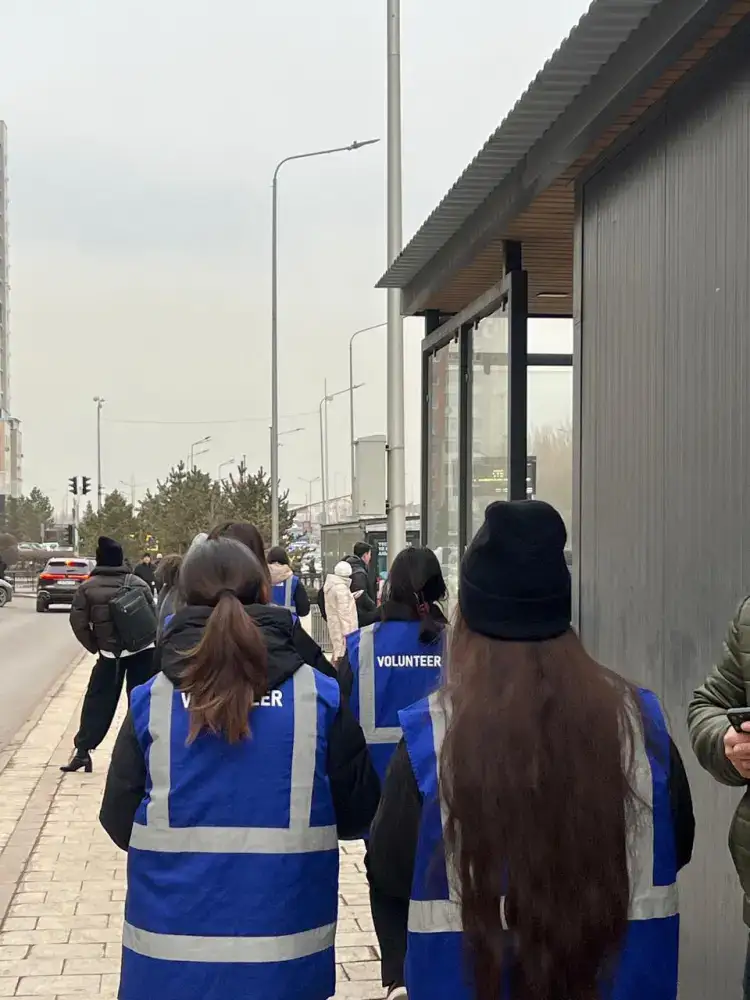 Волонтеры столицы проводят акцию по профилактике лудомании, распространяя информационные материалы Актобе