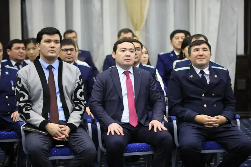 Аким области поздравил работников прокуратуры с профессиональным праздником (8)