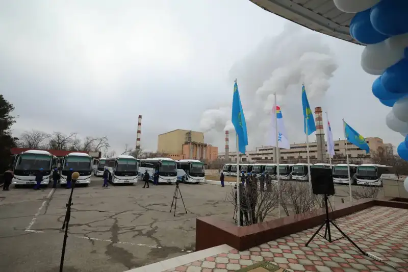 В Актау предприятию MAЭK вручили 20 автобусов (2)