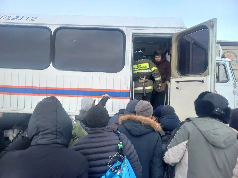 Спасатели МЧС Казахстана: герои, вытащившие 242 человека из снежного пленения Актобе