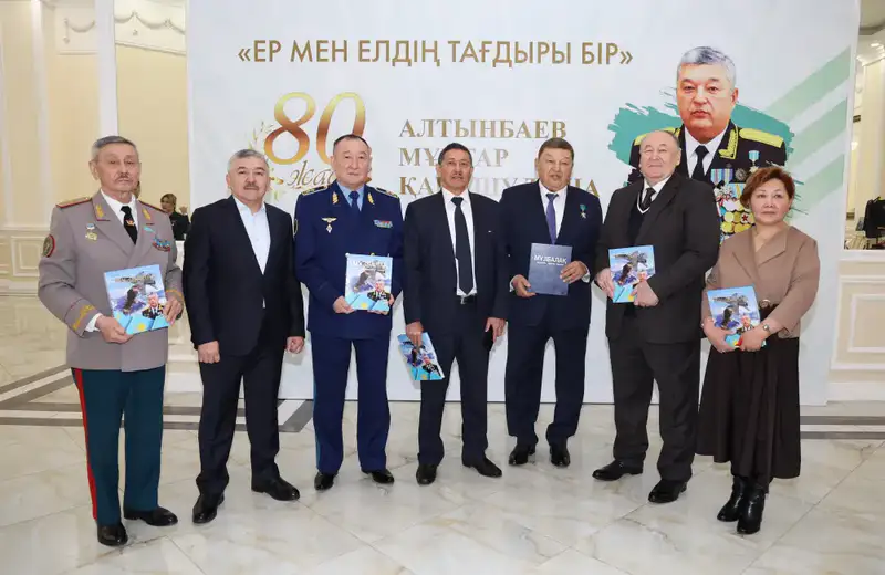 В Минобороны прошло чествование Халық қаһарманы Мухтара Алтынбаева в честь его 80-летнего юбилея (4)