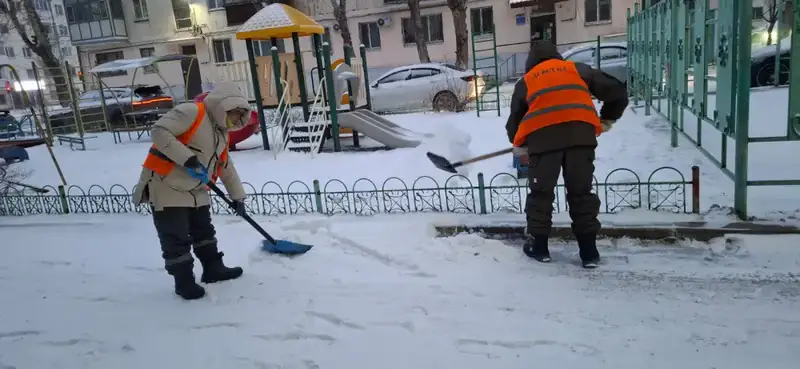 Более 3 000 дорожных рабочих и около 1 500 единиц спецтехники задействованы в снегоуборочных работах в Астане (4)
