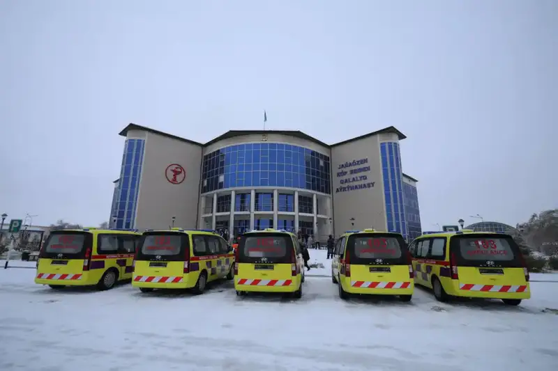 Городу Жанаозен передали 5 новых машин скорой помощи (8)