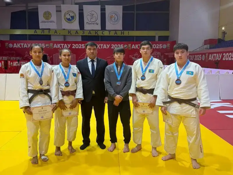 Столичные юниоры завоевали золото на чемпионате Казахстана по дзюдо в смешанных командах Актобе