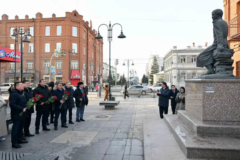 Посещение делегацией области Абай памятника Шокану Уалиханову и мемориальной доски Кемеля Токаева в Омске Актобе