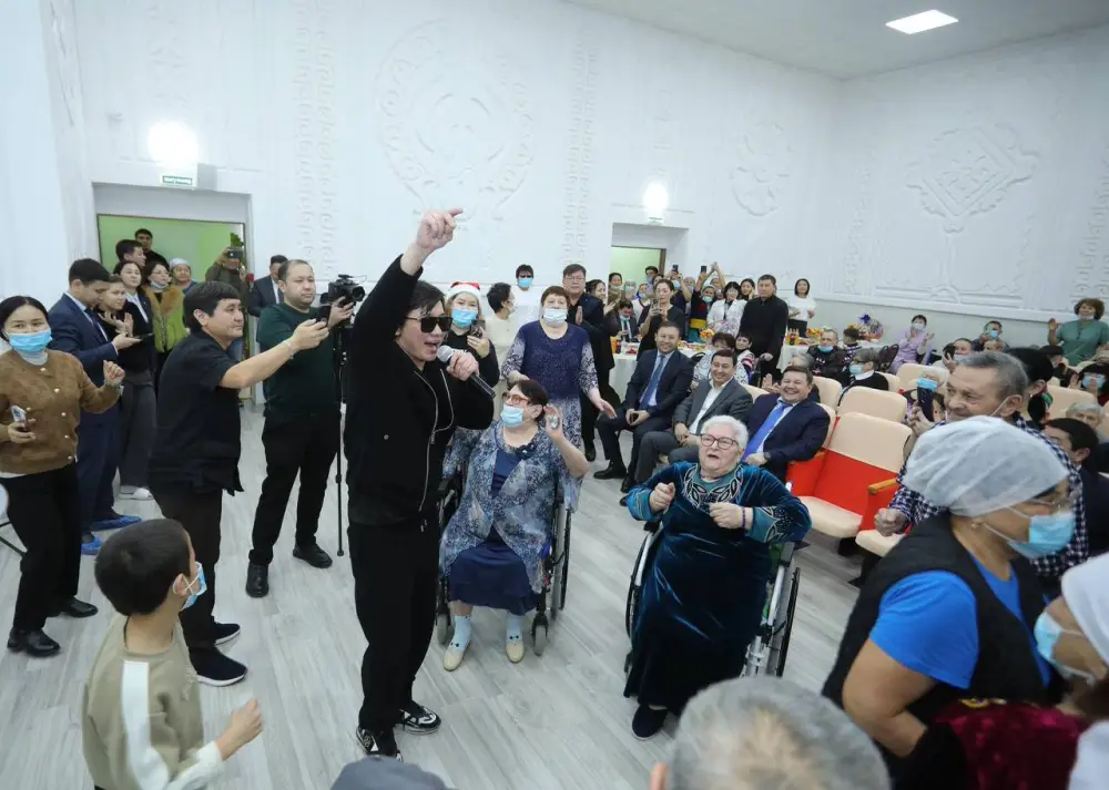 Глава региона Нурдаулет Килыбай поздравил 138 получателей услуг Центра специальных социальных услуг № 2 с Новым годом Актобе