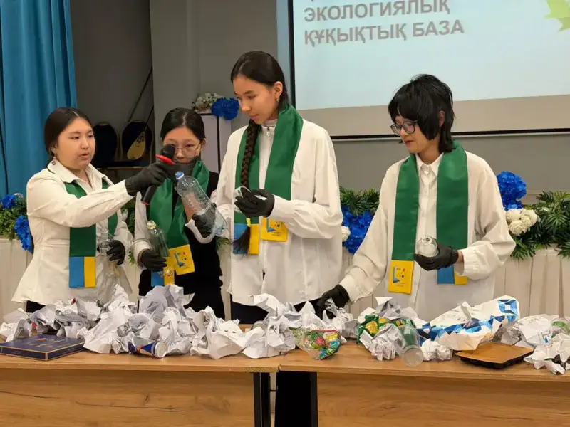 В Астане школьники участвуют в мероприятии по экологической культуре и сортировке мусора Актобе