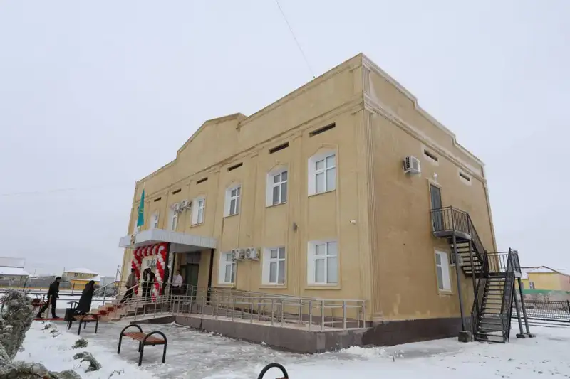 В Кендерли открыли новое здание акимата и передали служебные автомобили Актобе