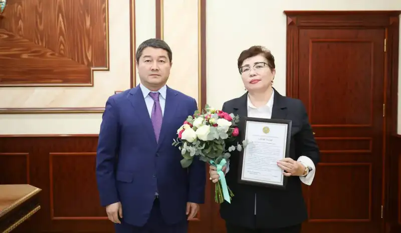 Нурдаулет Килыбай вручил государственные награды людям труда (5)