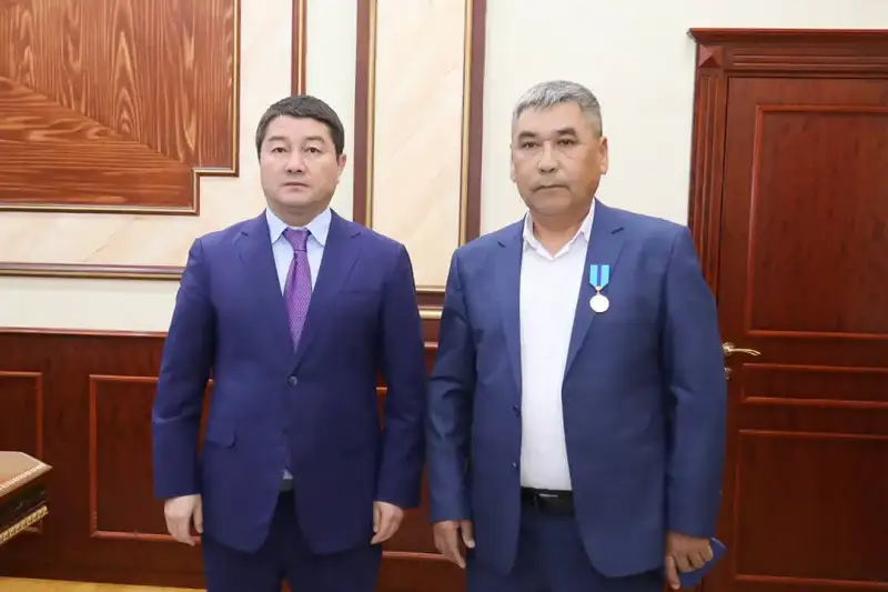 Нурдаулет Килыбай вручил государственные награды людям труда (6)