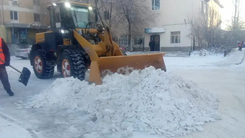 Снегопад в Астане более 3000 дорожных рабочих и 1400 единиц техники Актобе