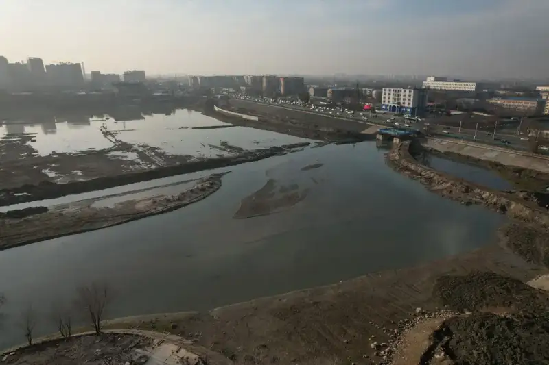 В Алматы понтонные мосты на Сайране ежегодно снимают на зиму из-за понижения уровня воды (5)