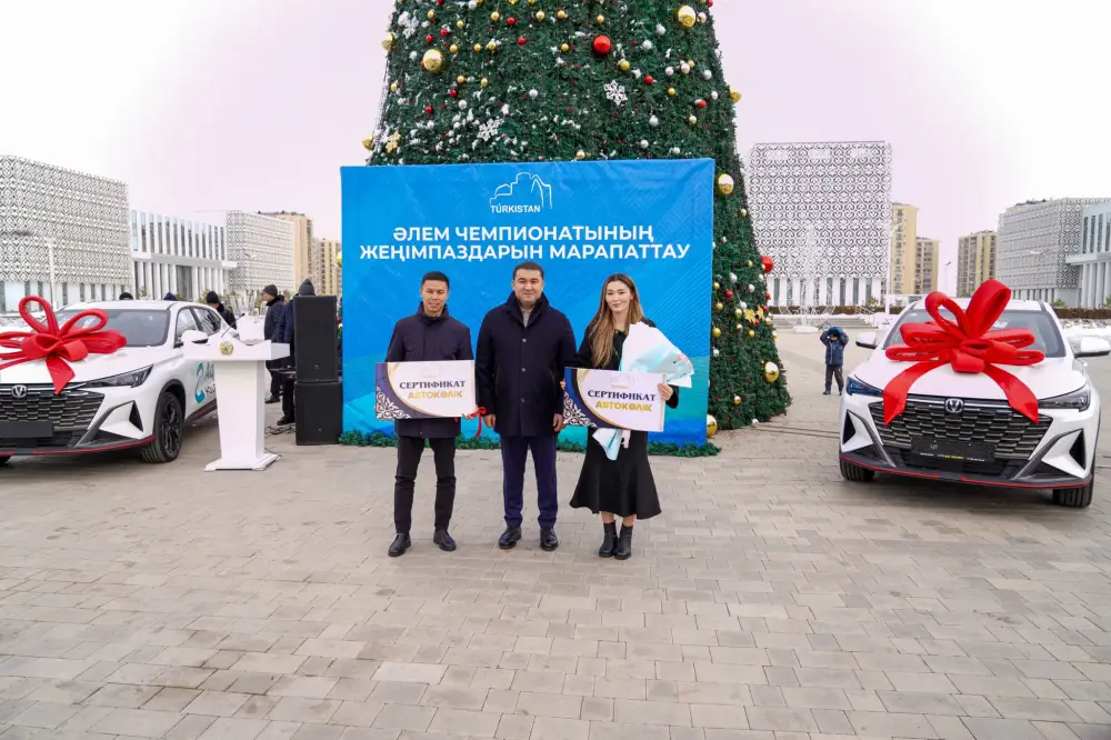 Аким Туркестанской области наградил казахстанских чемпионов мира по боксу и каратэ Актобе