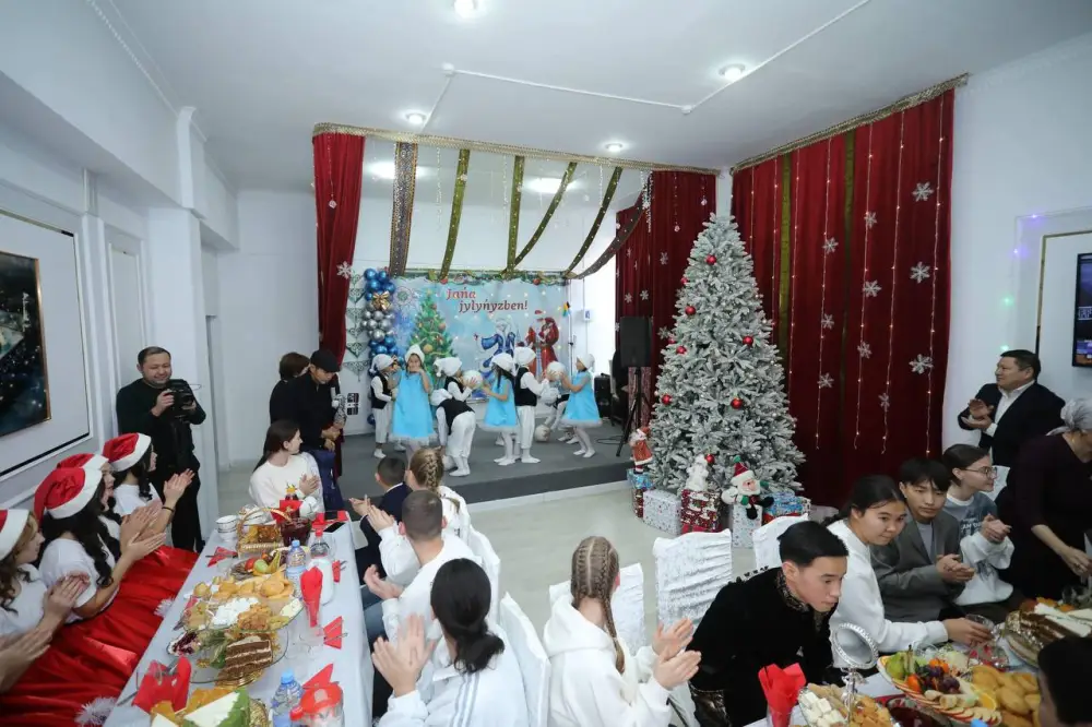 Аким Мангистауской области поздравил воспитанников детского дома с Новым годом (3)