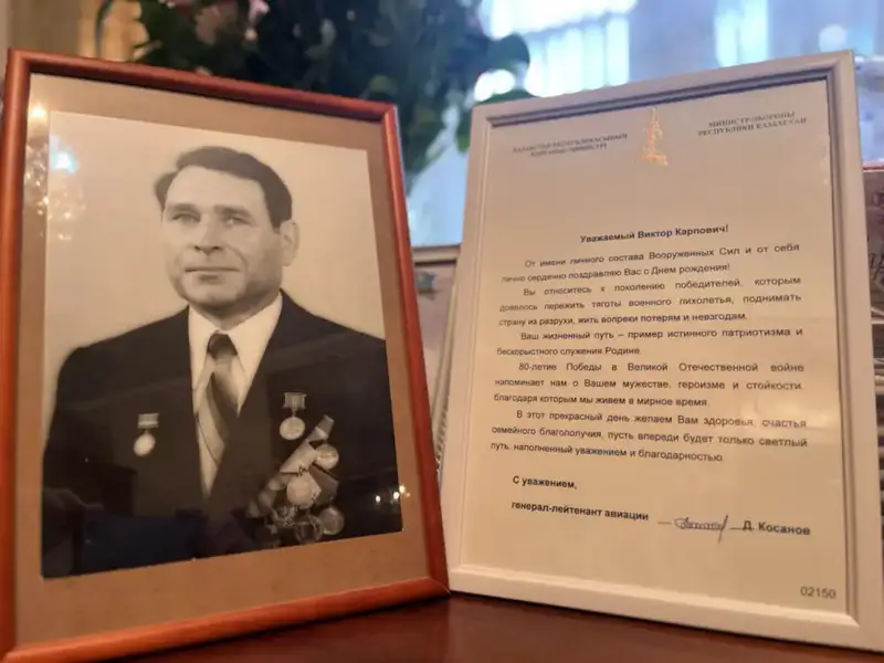 Военнослужащие поздравили ветерана войны Виктора Изюмникова со 101-ой годовщиной (3)