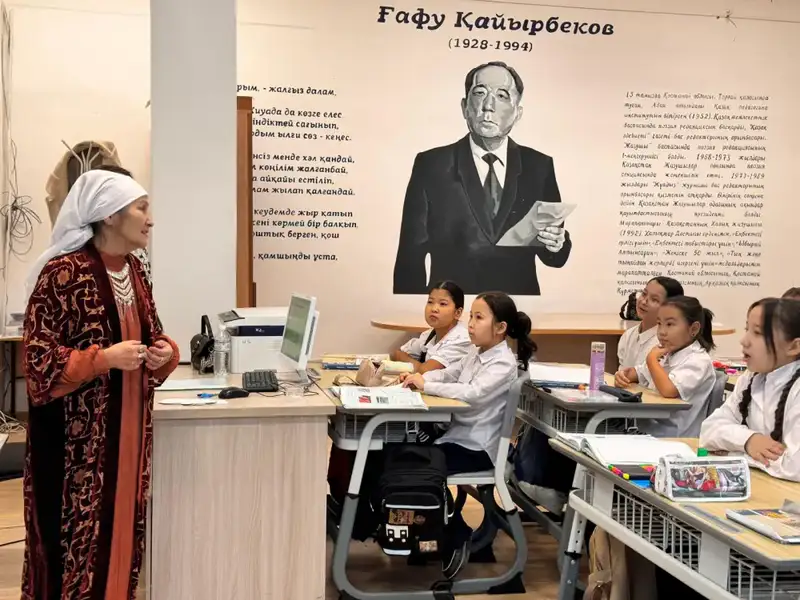 Мастер-класс по рукоделию для школьников от бабушек-волонтеров в Астане Актобе