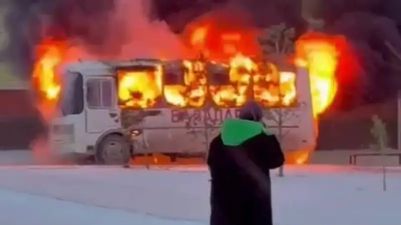 Пламя на пороге знаний: автобус загорелся у школы в Косшы Актобе
