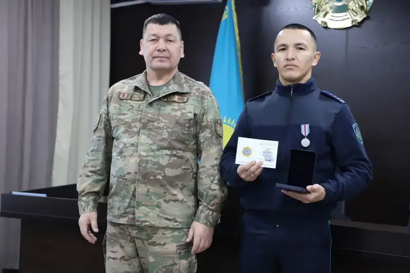 Полицейские Асет Абдуакитов и Нурболат Нургабыл спасли троих детей из горящей квартиры в Сатпаеве Актобе