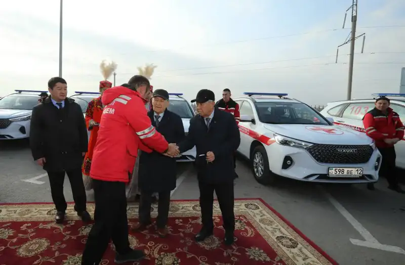 В Мангистауской области медицинским учреждениям передали новые санитарные автомобили (8)