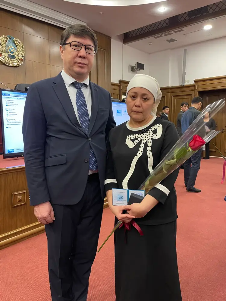 В Казахстане зажгли огонь памяти для фельдшеров скорой помощи и отметили звёзд здравоохранения Актобе