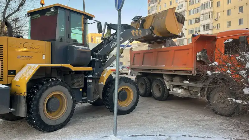 Более 3 000 дорожных рабочих и 1 400 единиц спецтехники задействованы в снегоуборочных работах в Астане (7)