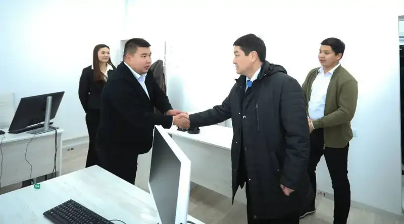 В селе Кендерли открыли новое здание акимата, вручили служебные автомобили (9)