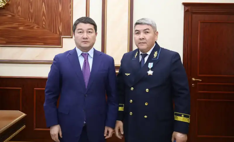 Нурдаулет Килыбай вручил государственные награды людям труда (7)