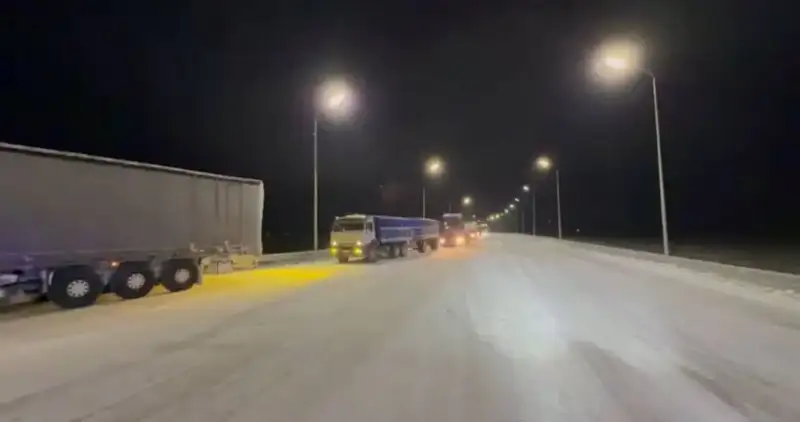 Полиция организовала безопасное сопровождение 150 грузовиков в условиях ухудшения погоды в Жетысу Актобе