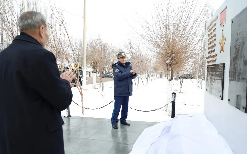 В Жамбылской области министр обороны открыл мемориальную доску в честь 115-летия Бауыржана Момышулы (4)