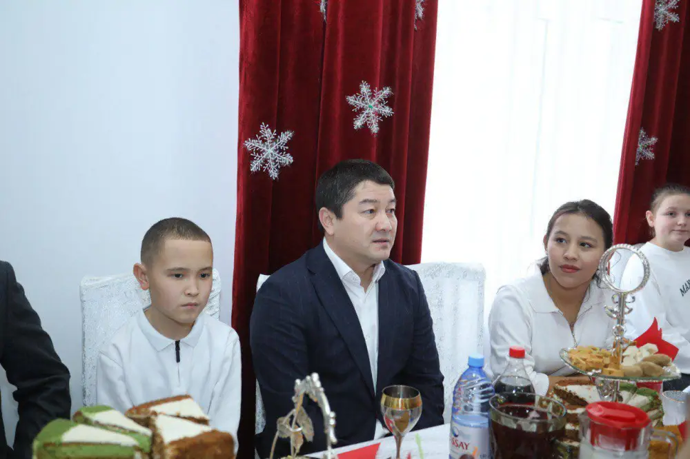 Аким Мангистауской области поздравил воспитанников детского дома с Новым годом (2)