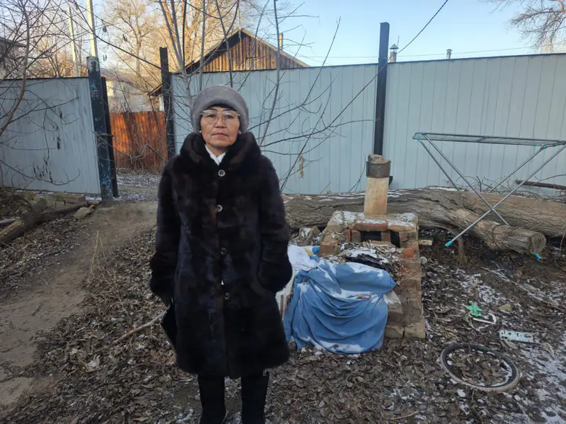 Жительница аварийного барака Баян Кумарова