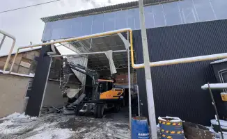 В Алматы начался снос незаконного двухэтажного здания на ул. Байдибек би