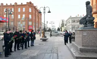 Посещение делегацией области Абай памятника Шокану Уалиханову и мемориальной доски Кемеля Токаева в Омске