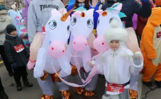 В Алматы прошёл предновогодний семейный забег, собравший людей в костюмах и поддерживающий участников с особыми потребностями