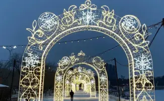 Караганда готовится к Новому году: парки и скверы наполняются световыми инсталляциями