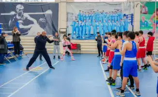 Легенда мирового бокса Рой Джонс провел мастер-класс для молодежи в Астане