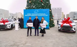 Аким Туркестанской области наградил казахстанских чемпионов мира по боксу и каратэ