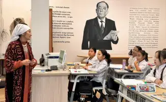 Мастер-класс по рукоделию для школьников от бабушек-волонтеров в Астане