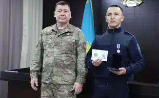 Полицейские Асет Абдуакитов и Нурболат Нургабыл спасли троих детей из горящей квартиры в Сатпаеве