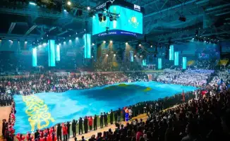 Церемония посвящения студентов в Астане с самым большим флагом Закон и порядок