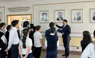 Школьники Косшы погружаются в историю казахстанской дипломатии на экскурсии в МИД РК