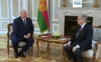 Президент Беларуси Александр Лукашенко помиловал более сотни политзаключенных в рамках достигнутых договоренностей с американским президентом Дональдом Трампом, что стало шагом к снятию санкций США.