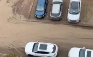 Жители Астаны бьют тревогу: машины застревают в грязи у жилого комплекса 'Казына'