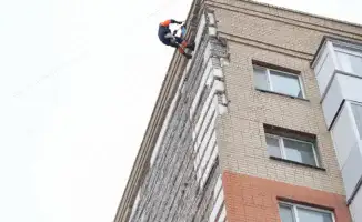 Облицовка рухнула, но все пострадавшие уже дома