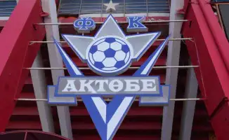 Фанаты футбольного клуба "Актобе" из 13-го сектора собираются на стадионе, чтобы выразить свою поддержку команде и создать атмосферу единства. Они называют себя семьёй и утверждают, что их страсть к футболу помогает им справляться с негативом в жизни. По 