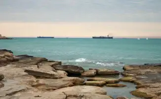 Украина сообщает о ударах по объектам в Каспийском море: поражены патрульный корабль России и буровая платформа на нефтегазовом месторождении.