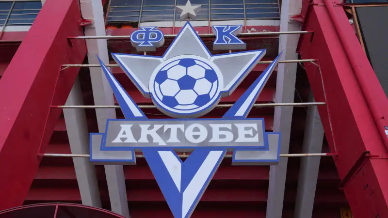 Фанаты футбольного клуба "Актобе" из 13-го сектора собираются на стадионе, чтобы выразить свою поддержку команде и создать атмосферу единства. Они называют себя семьёй и утверждают, что их страсть к футболу помогает им справляться с негативом в жизни. По  Актобе