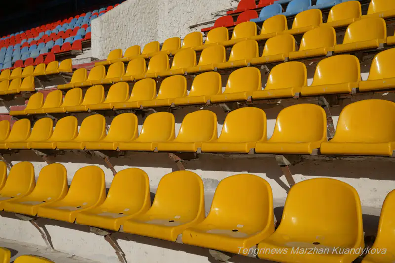 Сиденья на трибунах, Центральный стадион имени Кобланды батыра в Актобе. Фото: ©️ Tengrinews.kz / Маржан Куандыкова