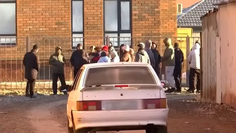 Актобе: Жители новостроек Алтын Орда лишились прохода к дороге и остановке Актобе